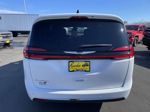 Used 2025 Chrysler Pacifica Select FWD image 7