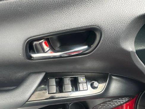 Used 2022 Toyota Prius XLE FWD image 17