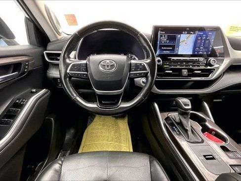 Used 2022 Toyota Highlander Platinum FWD image 4