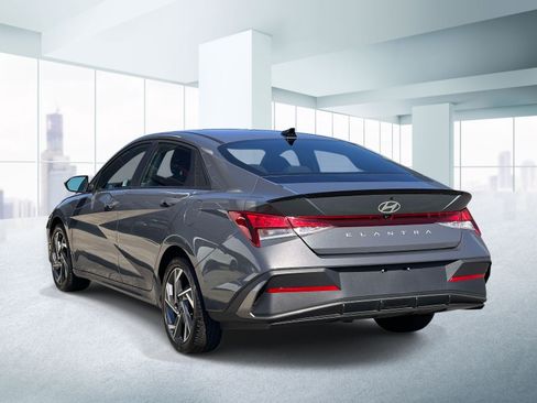 Used 2025 Hyundai Elantra Sport FWD image 3