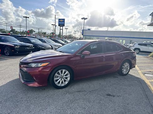 Used 2018 Toyota Camry LE FWD image 4