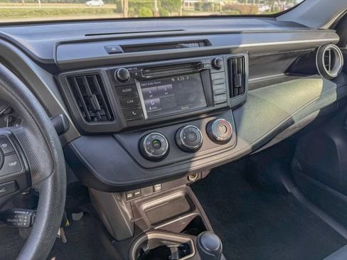 Used 2018 Toyota RAV4 LE FWD image 17