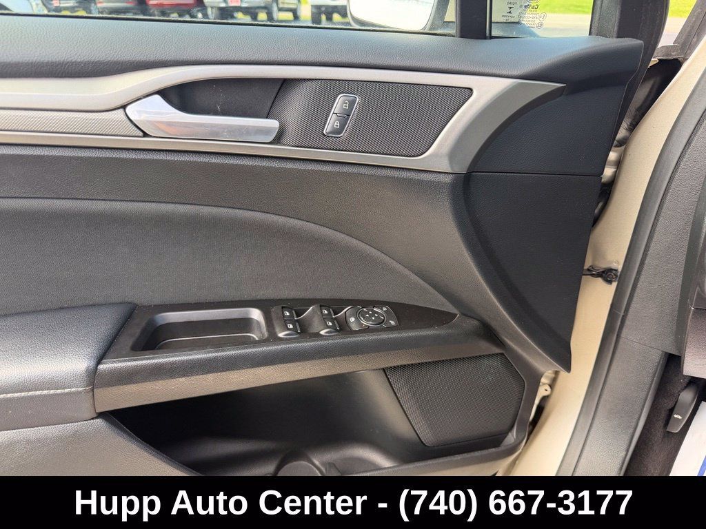 Used 2017 Ford Fusion SE w/ Fusion SE Technology Package FWD image 13