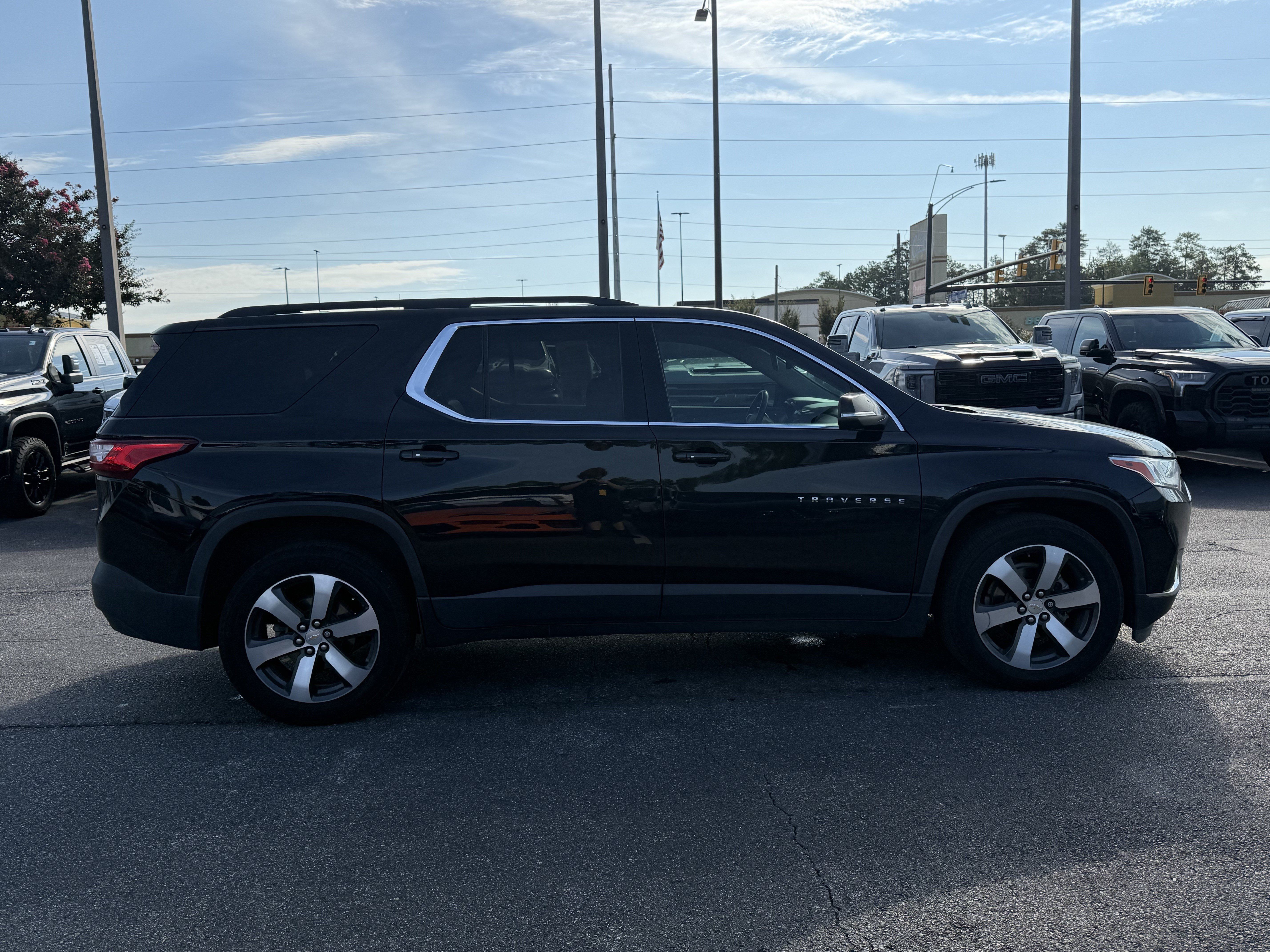 Used 2021 Chevrolet Traverse LT w/ LT Premium Package FWD image 12