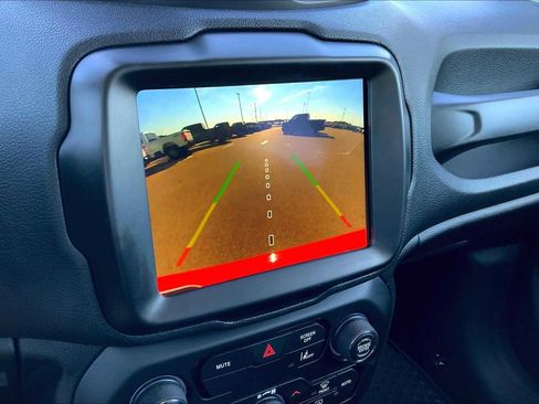 Used 2023 Jeep Renegade Latitude w/ Premium Group image 26