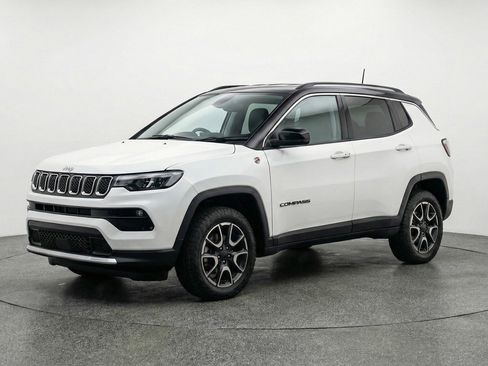 Used 2025 Jeep Compass Trailhawk image 3