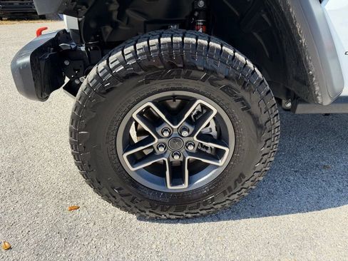 Used 2025 Jeep Gladiator Mojave w/ Convenience Group image 8