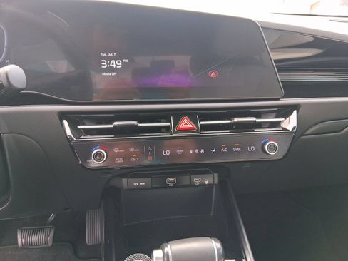 Used 2023 Kia Niro FWD image 22