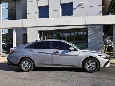 Used 2026 Hyundai Elantra SE FWD image 4