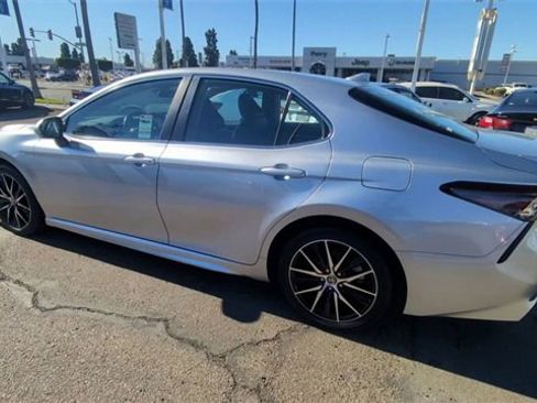 Used 2024 Toyota Camry SE image 6