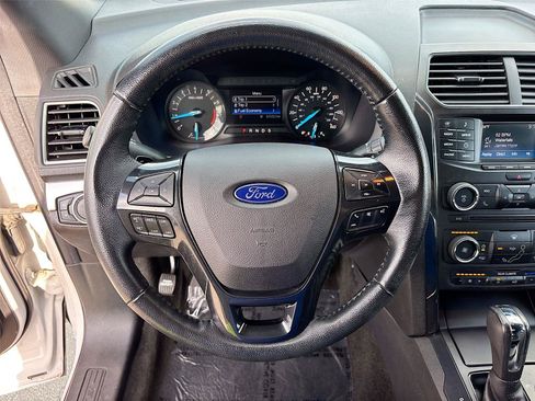 Used 2017 Ford Explorer XLT FWD image 11