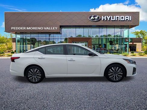 Used 2025 Nissan Altima 2.5 SV FWD image 3