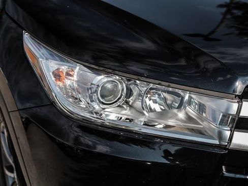 Used 2019 Toyota Highlander XLE AWD/4WD image 8