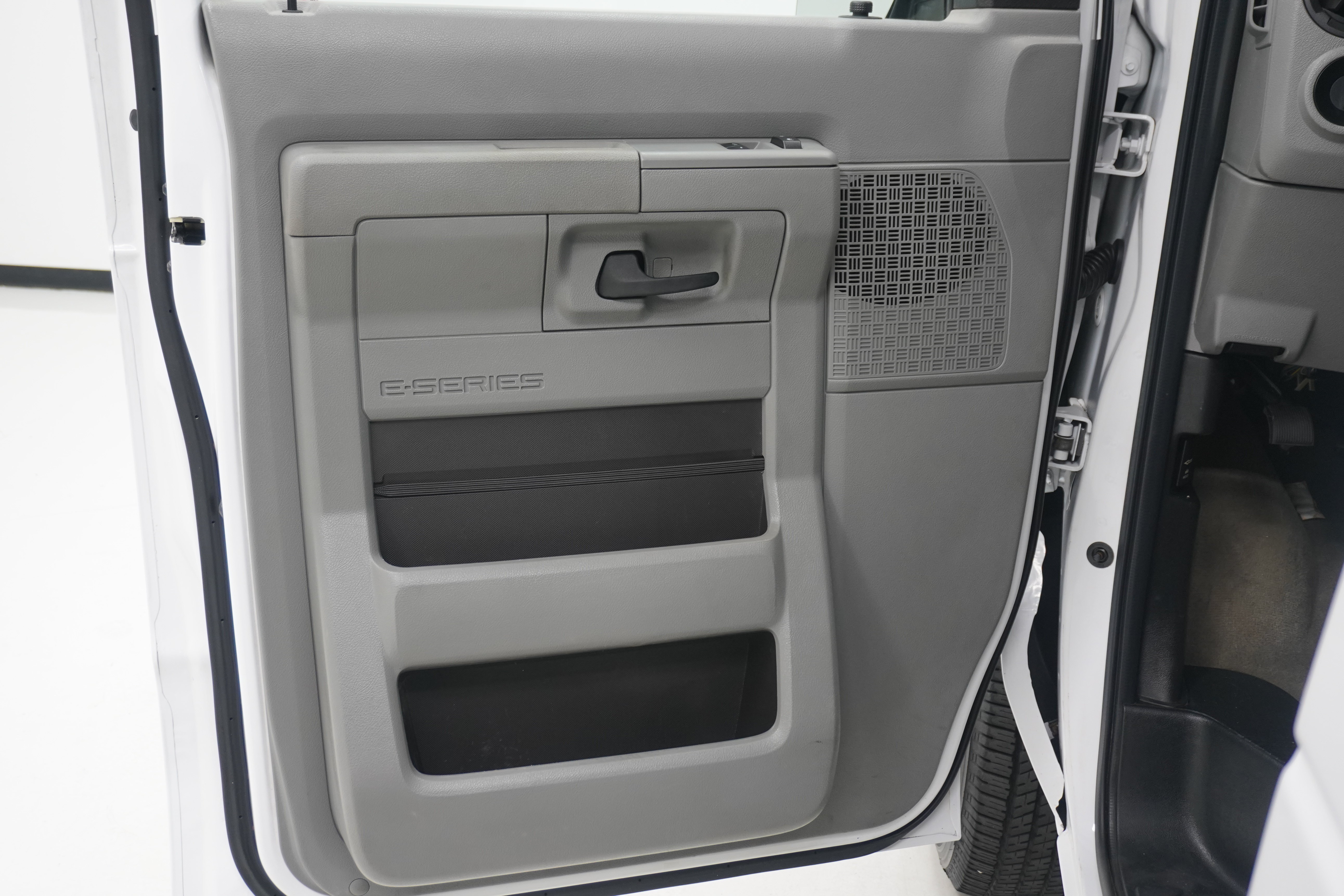 Used 2014 Ford E-350 and Econoline 350 XLT RWD image 11