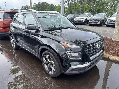 Used 2025 Hyundai Venue SEL FWD image 1