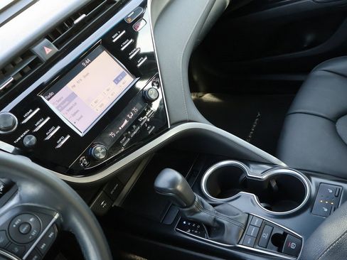 Used 2018 Toyota Camry XSE image 18