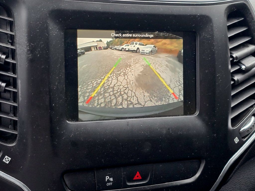 Used 2019 Jeep Cherokee Latitude Plus w/ Cold Weather Group FWD image 10