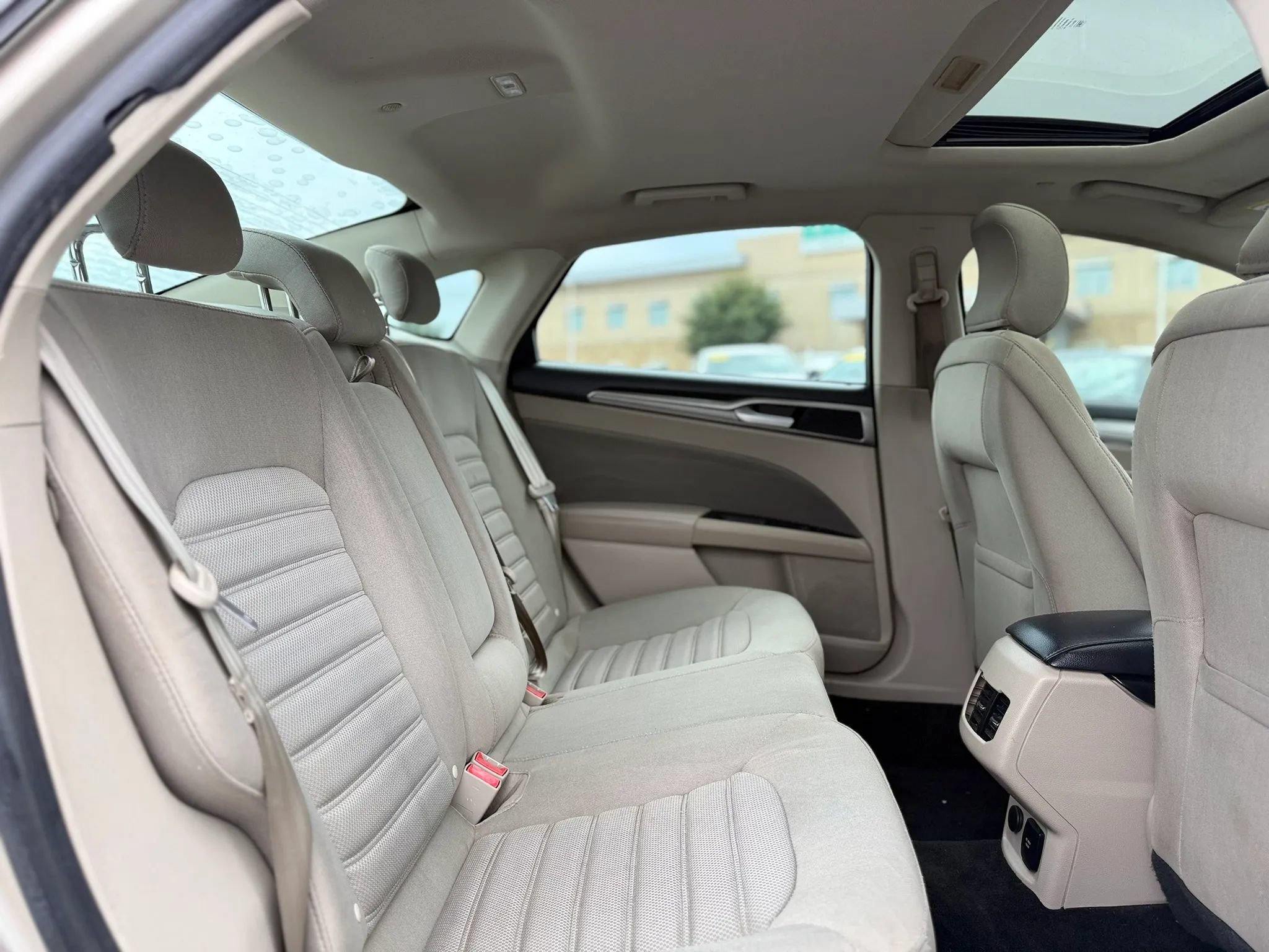 Used 2018 Ford Fusion SE FWD image 23