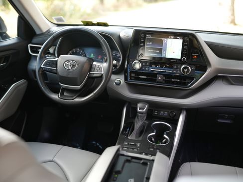 Used 2022 Toyota Highlander XLE image 25