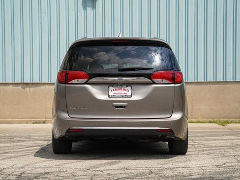 Used 2017 Chrysler Pacifica Touring-L Plus w/ Tire & Wheel Group FWD image 13
