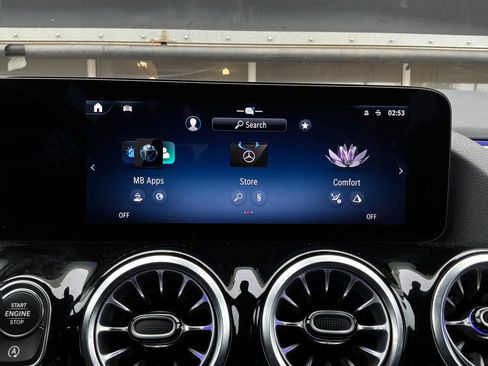 Used 2025 Mercedes-Benz GLA 250 image 33
