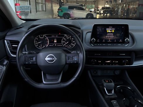 Used 2025 Nissan Rogue SV AWD/4WD image 15