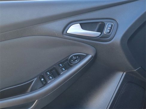 Used 2015 Ford Focus SE w/ Equipment Group 201A image 9