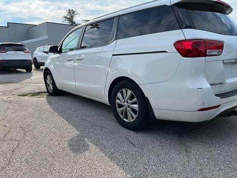 Used 2017 Kia Sedona LX w/ LX Essentials Premium Package FWD image 2