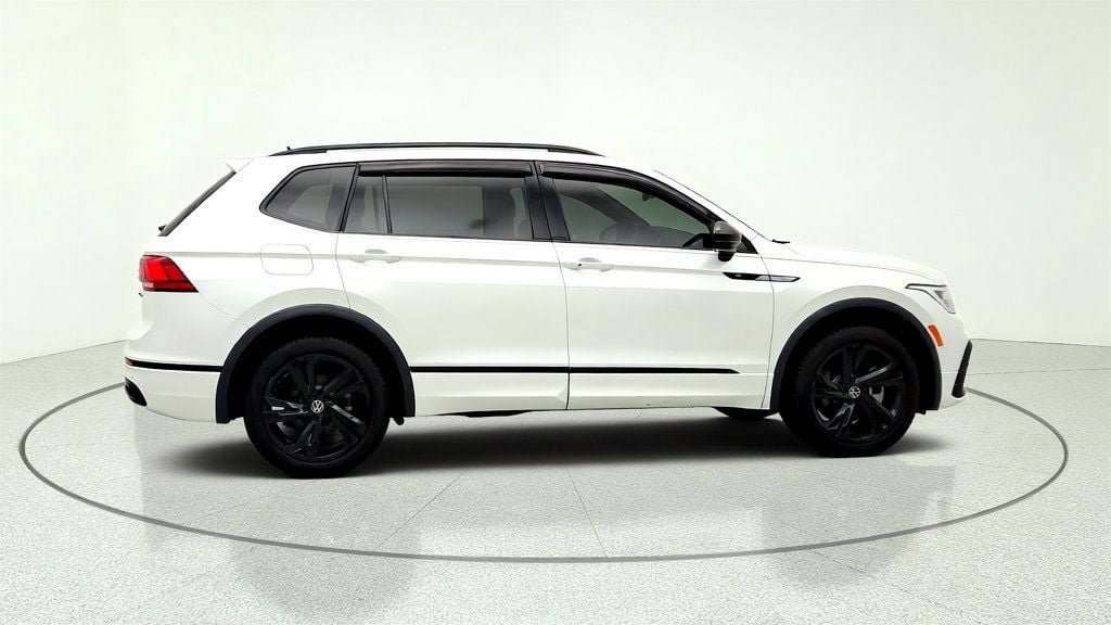 Used 2024 Volkswagen Tiguan SE R-Line AWD/4WD image 4