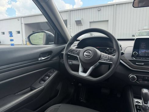 Used 2025 Nissan Altima 2.5 SV FWD image 34