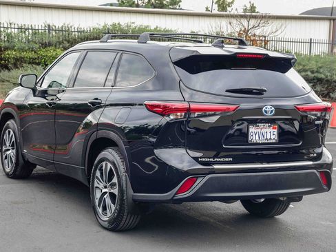 Certified 2022 Toyota Highlander XLE image 5