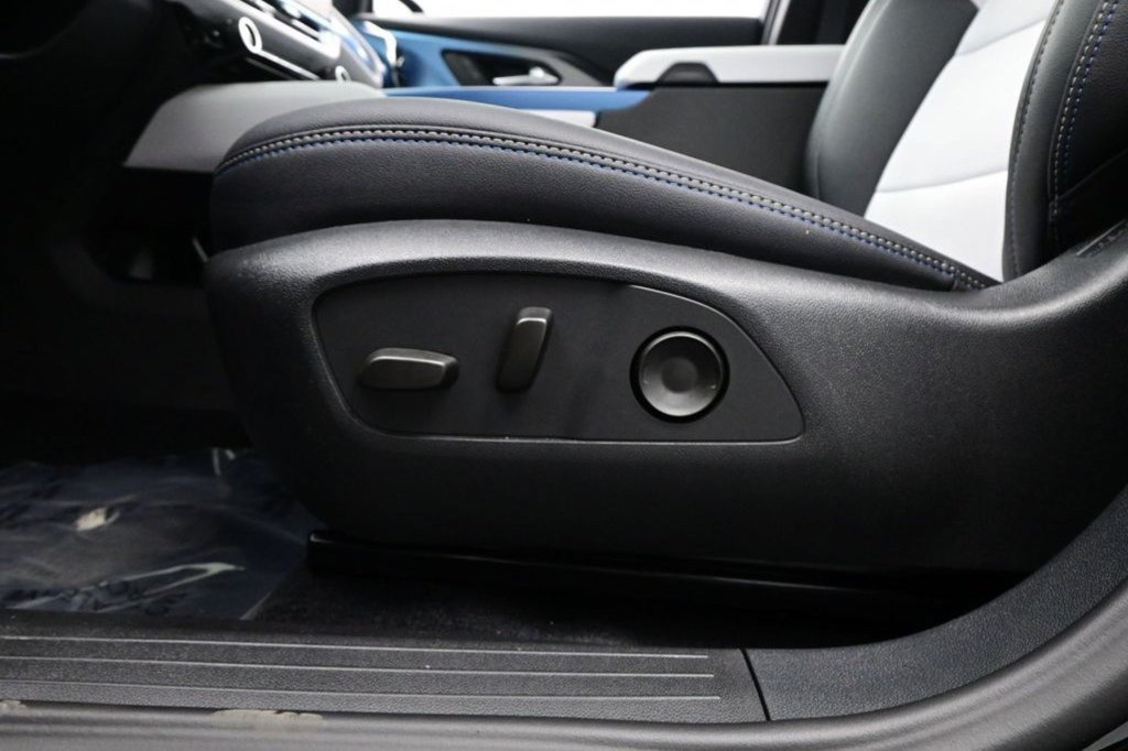 Used 2026 Chevrolet Equinox EV LT FWD image 28