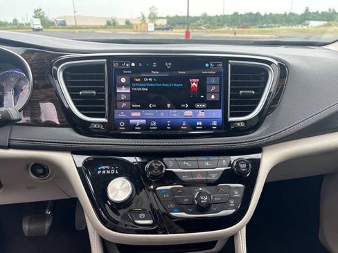 Used 2024 Chrysler Pacifica Limited FWD image 12