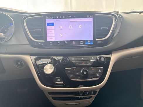 Used 2022 Chrysler Pacifica Touring-L FWD image 17