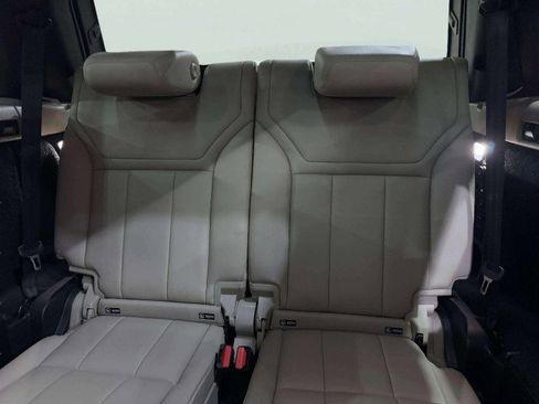 Used 2017 Land Rover Discovery HSE image 38