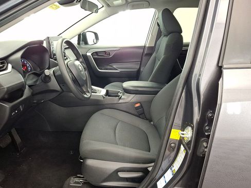 Used 2021 Toyota RAV4 LE AWD/4WD image 3