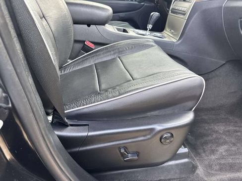 Used 2012 Jeep Grand Cherokee Overland w/ Trailer Tow Group RWD image 12