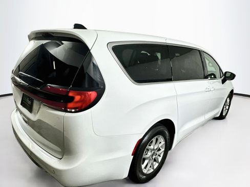 Used 2024 Chrysler Pacifica Touring-L FWD image 9