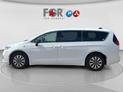 Used 2024 Chrysler Pacifica Limited FWD image 2