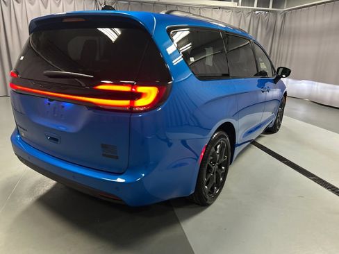 New 2027 Chrysler Pacifica Select FWD image 7