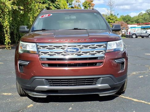Used 2018 Ford Explorer XLT image 2
