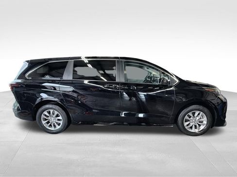 Used 2024 Toyota Sienna LE FWD image 9