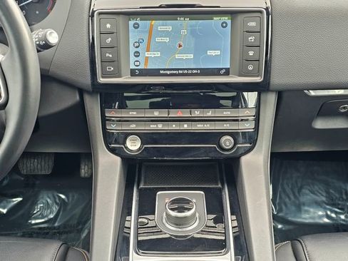 Used 2017 Jaguar F-PACE Prestige image 37