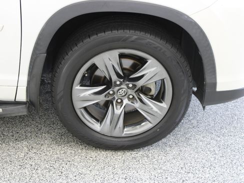 Used 2017 Toyota Highlander Limited Platinum AWD/4WD image 5