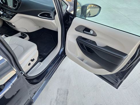 Used 2021 Chrysler Pacifica Touring-L w/ Premium & Safety Sphere Group image 23