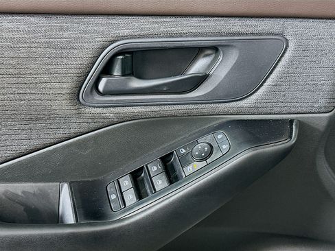 Used 2023 Nissan Rogue S FWD image 15