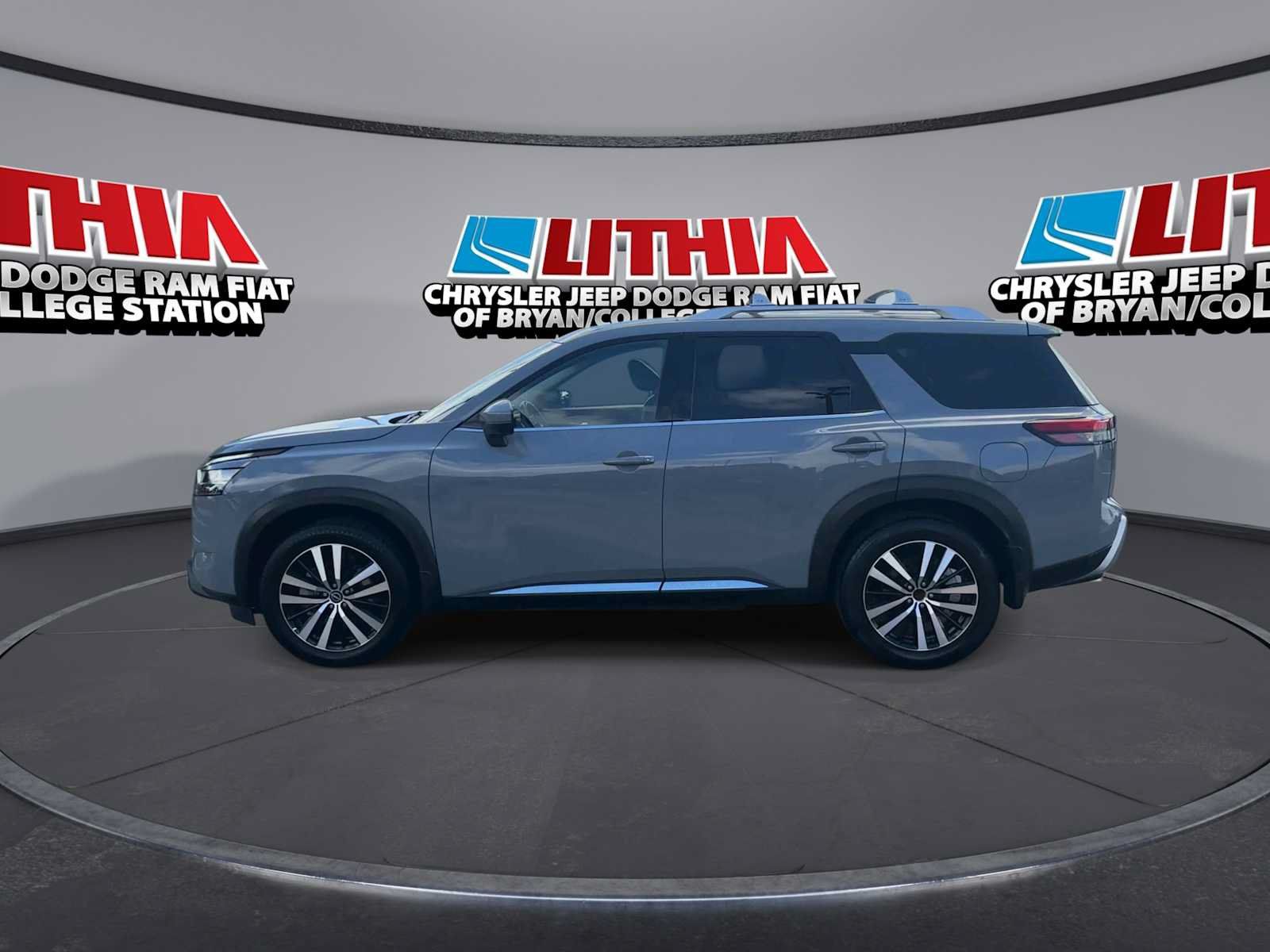 Used 2024 Nissan Pathfinder Platinum w/ Cargo Package FWD image 5