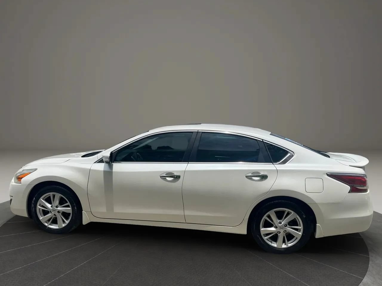 Used 2015 Nissan Altima 2.5 SV w/ Convenience Package FWD image 4