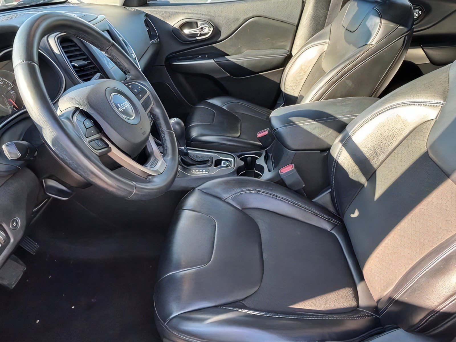 Used 2019 Jeep Cherokee Latitude Plus w/ Comfort/Convenience Group FWD image 21
