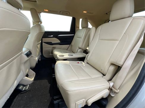 Used 2016 Toyota Highlander XLE AWD/4WD image 17